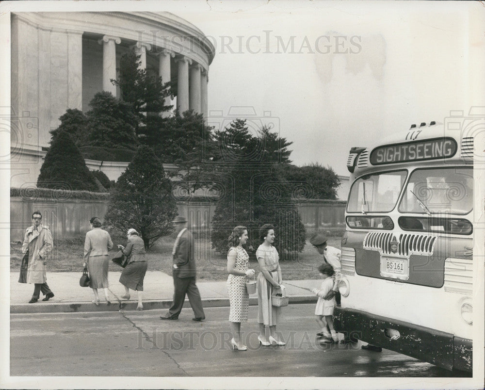 Press Photo Tourists in Washington - Historic Images