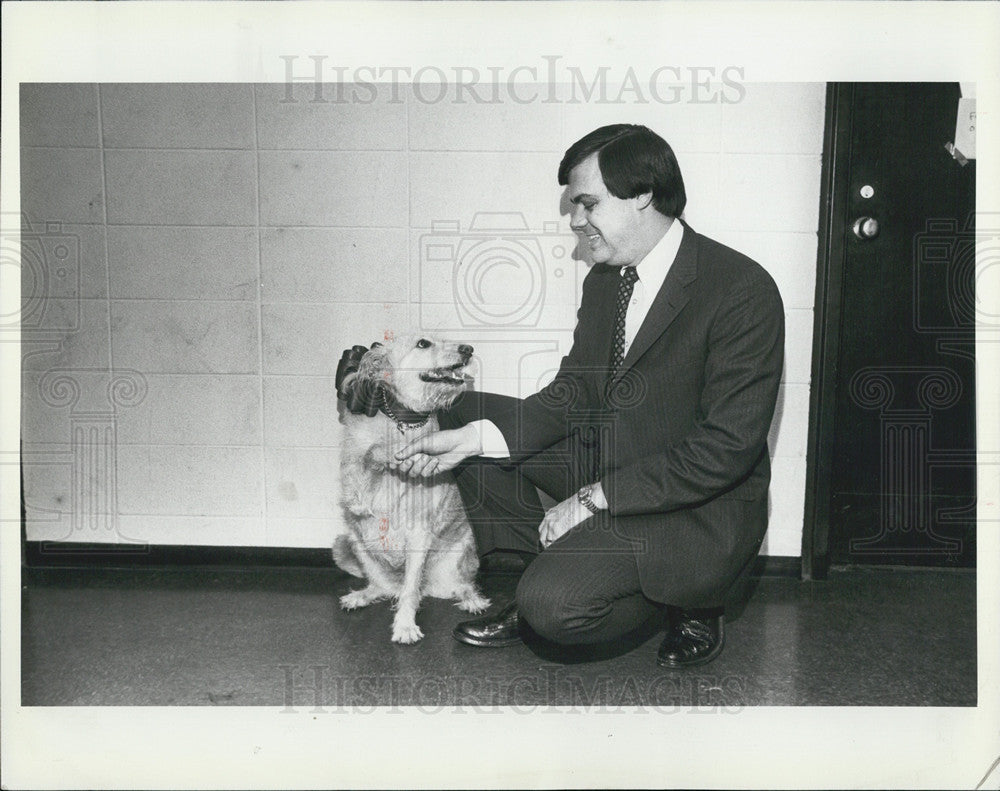 1982 Press Photo Annie star Sandy dog backstage Jerry Langley - Historic Images