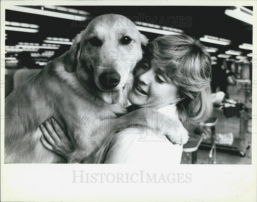 1985 Press Photo Mary Burke Milwaukee hug golden retriever - Historic Images