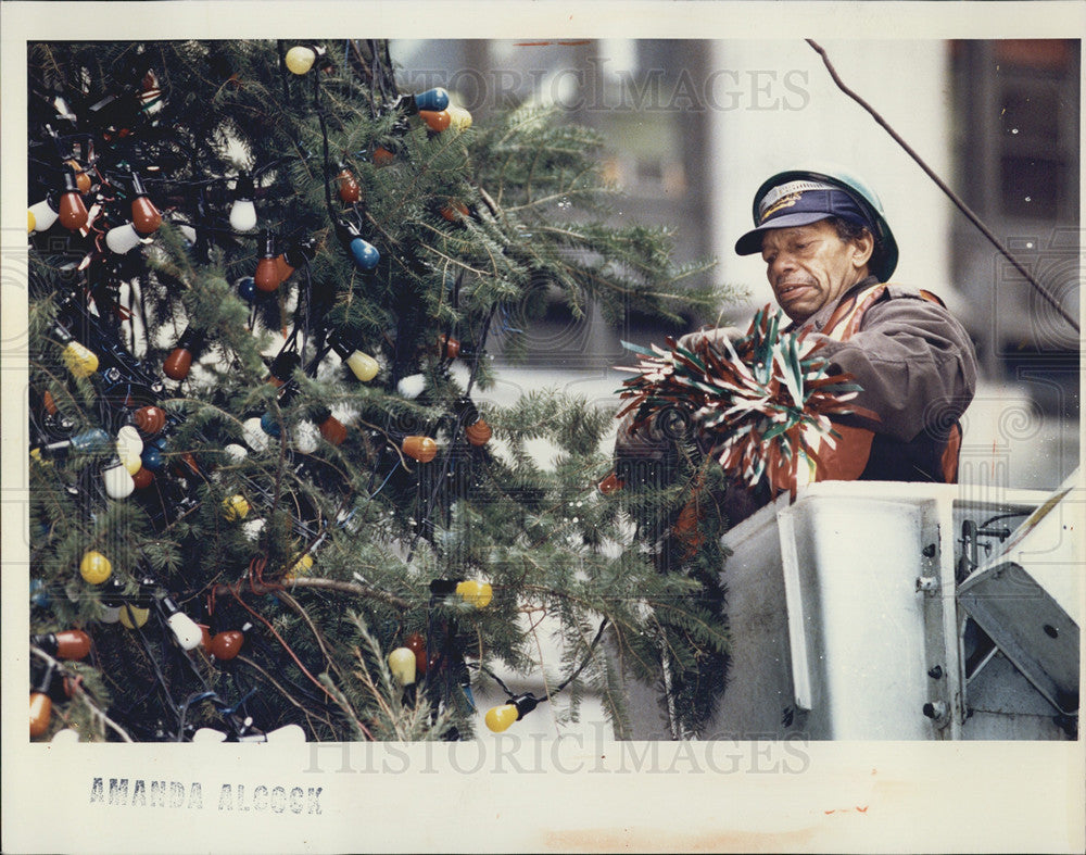 1992 Press Photo Don Martin removes Christmas decorations from Daley Center Plaz - Historic Images