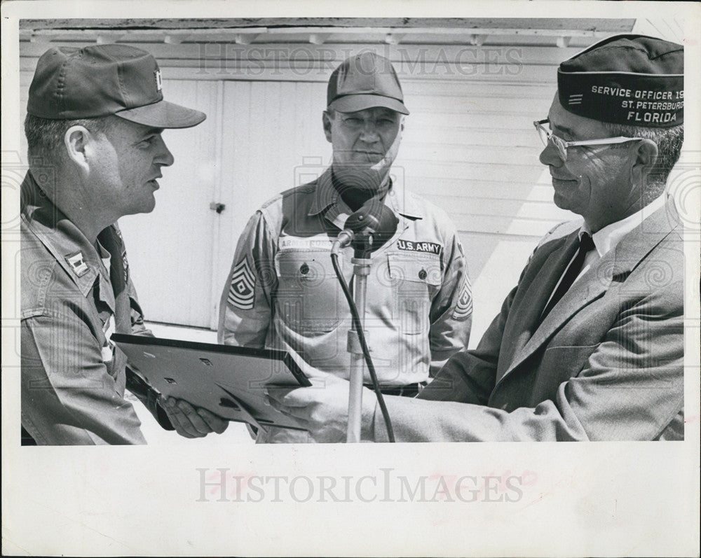 1966 Press Photo K E Doncaster VFW Committee National Guard award Capt. - Historic Images