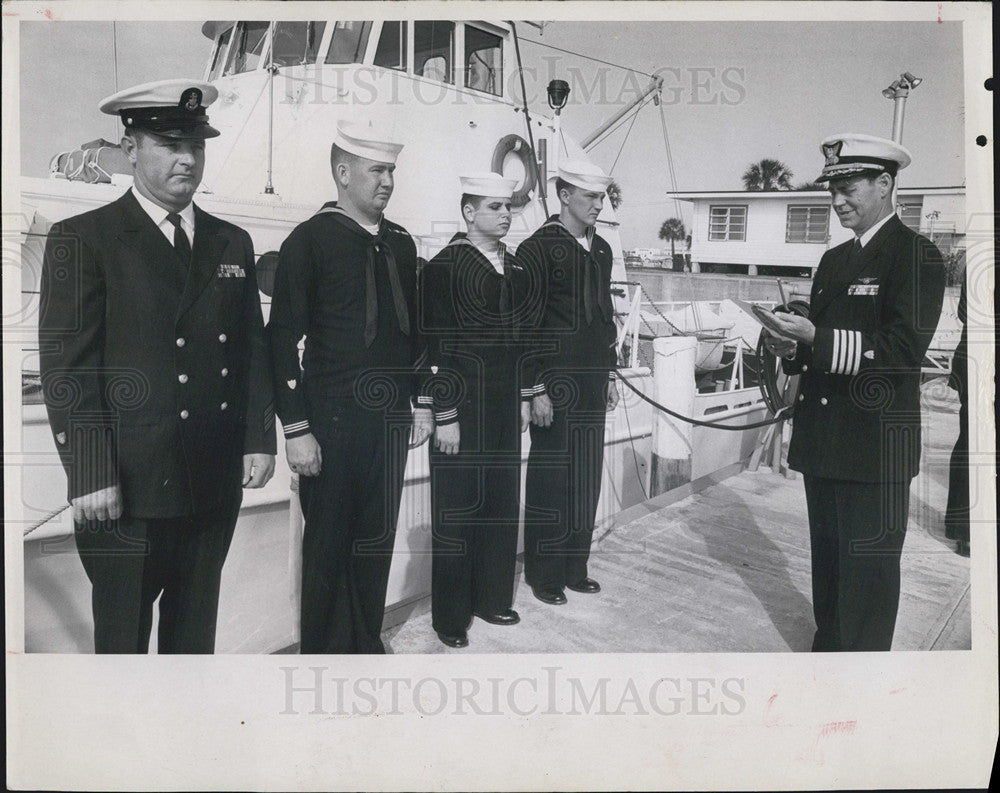 1967 Press Photo St. Petersburg Coast Guard Station Servicemen Vietnam honored - Historic Images