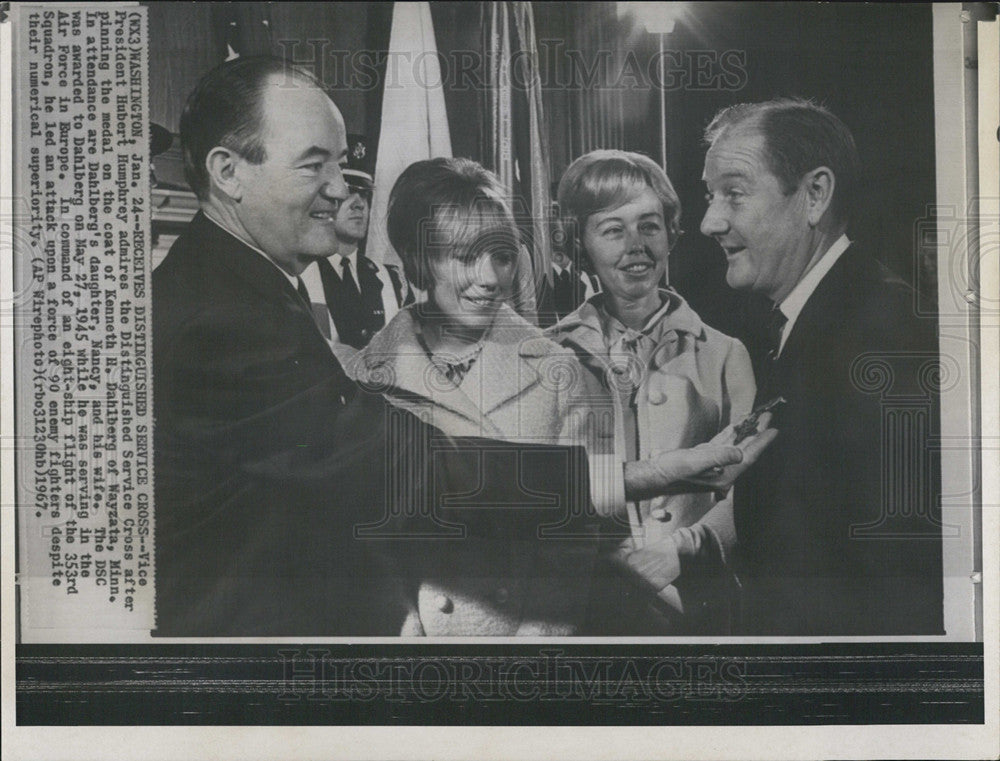 1967 Press Photo Vice President Hubert Humphrey Pins Award On Kenneth Dahlberg - Historic Images