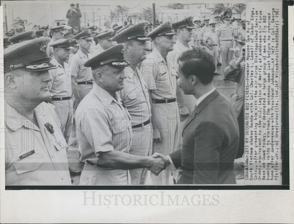 1967 Press Photo South Vietnam Premier Nguyen Coo Ky And Col. Charles L. Lowell - Historic Images