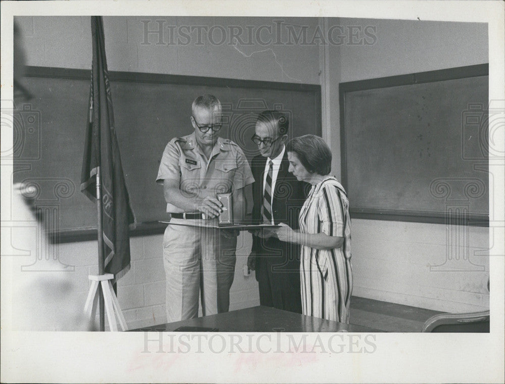 1967 Press Photo Mr. And Mrs. Mesas Receive Son&#39;s Medals From Col. Arlo Mitchell - Historic Images