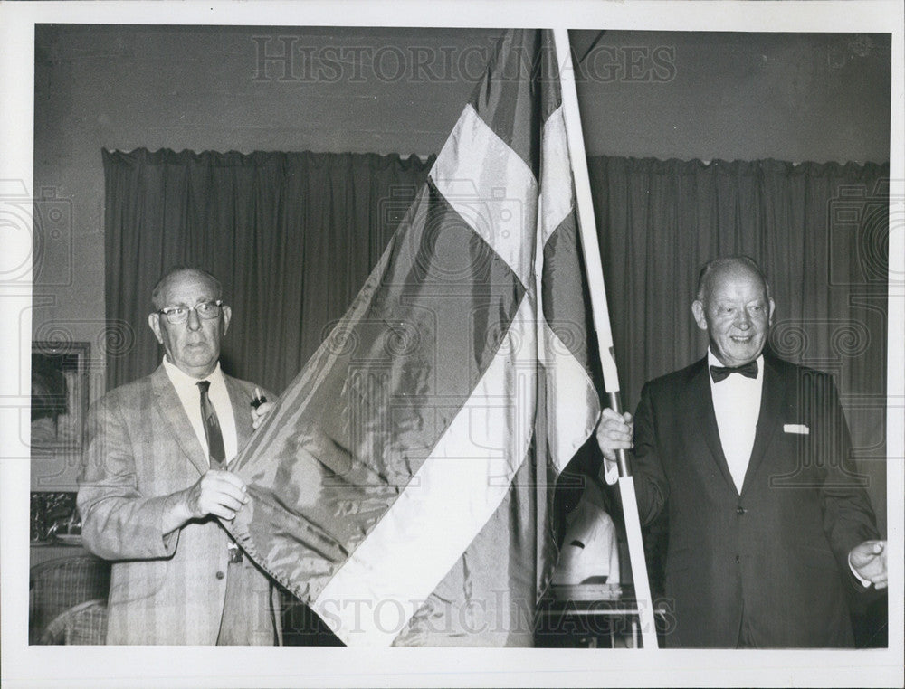 1968 Press Photo Swedish Club George Stenburg RT Johnson Flag From Swedish King - Historic Images