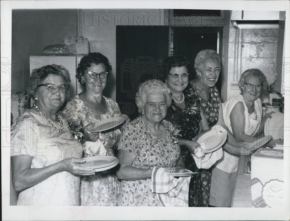 1968 Press Photo Ladies of the Swedish Club getting ready for dinner - Historic Images