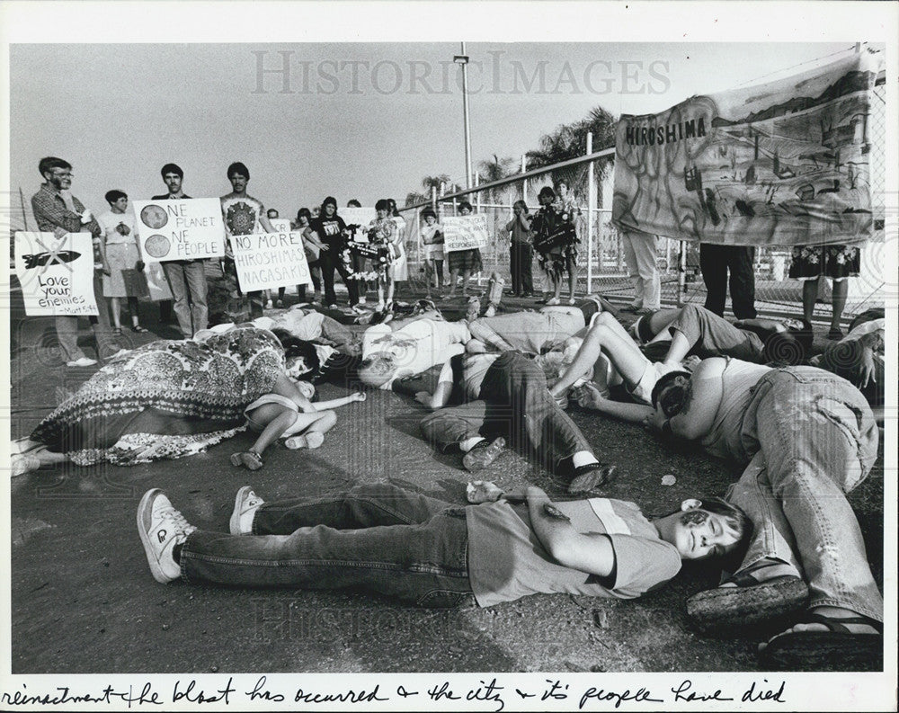 1985 Press Photo General Electric Die-In Dramatize Effects First Atomic Bomb - Historic Images