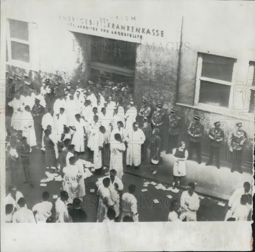 1955 Press Photo doctors dentists entrance city clinic police form line strikers - Historic Images