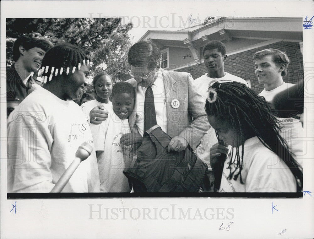 1989 Press Photo Denver Police Chief Ned Zavarras Hugging Child Bulletproof Vest - Historic Images