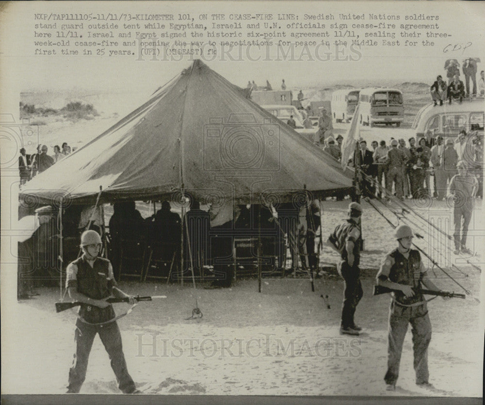 1973 Press Photo Swedish United Nations Soldiers Guard Tent Cease-Fire Line - Historic Images