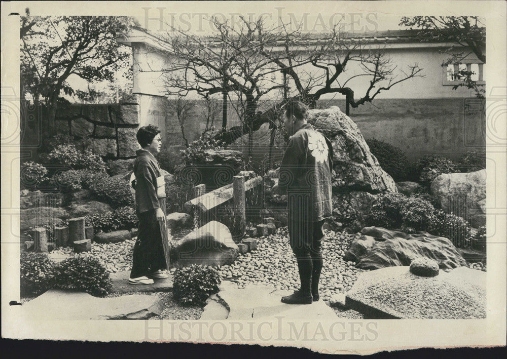 1978 Press Photo Tokyo Emperor&#39;s Palace Gardens Miyoko Ishii With Gardener - Historic Images