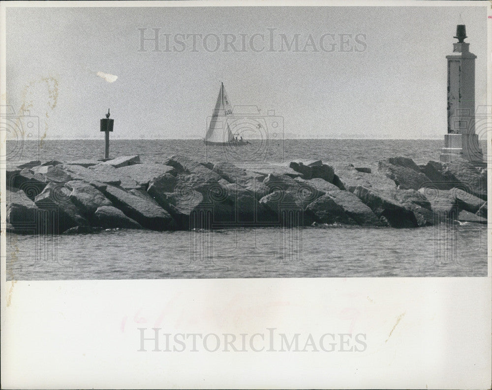 1972 Press Photo Sail Boat in Tampa Bay - Historic Images