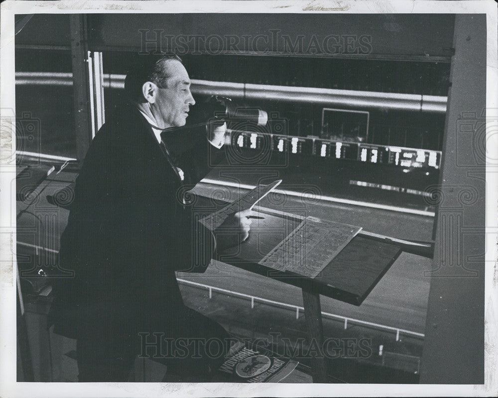 1967 Press Photo Jack Stewart Looking Through Telescope - Historic Images