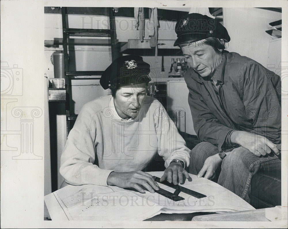 1959 Press Photo Detroit Socialites Mrs Everell Fisher Mrs Philip Hart With Maps - Historic Images