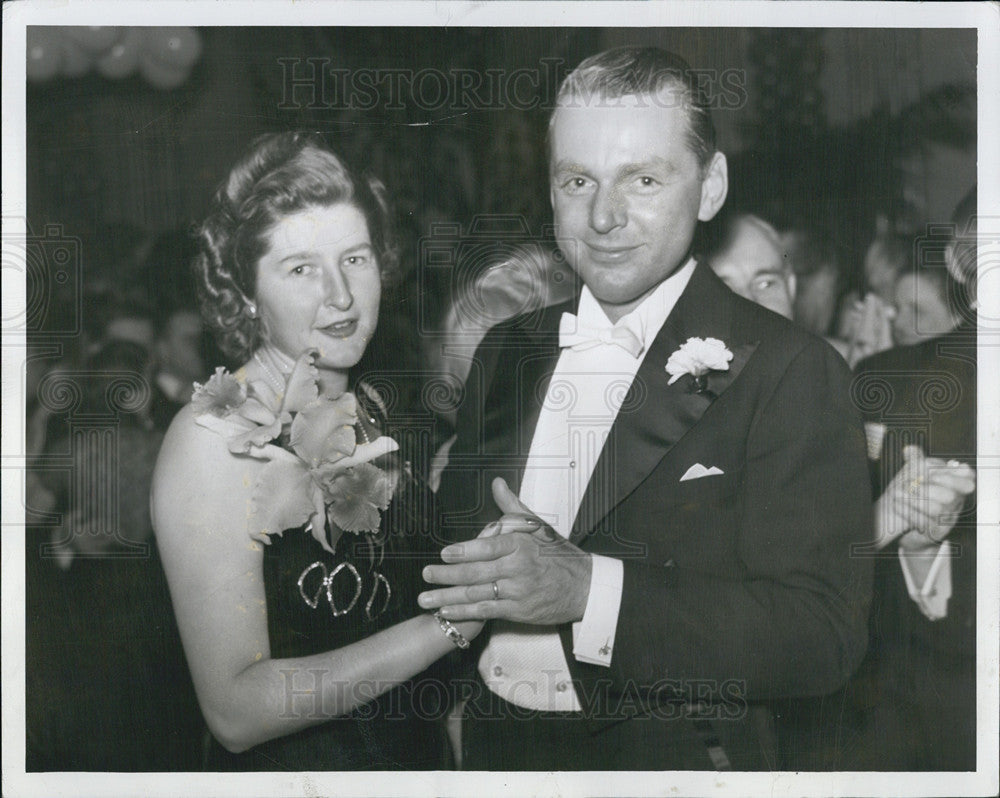 1941 Press Photo Detroit Socialites Everell Fisher Dancing With Wife - Historic Images