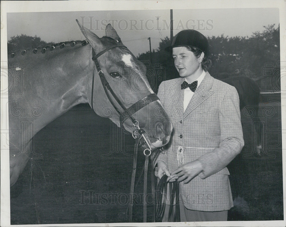 1949 Press Photo Detroit Socialite Mrs Everell Fisher With Horse - Historic Images