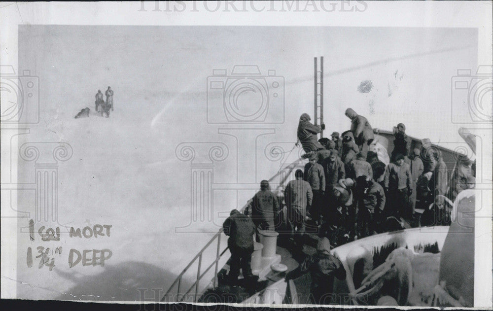 1956 Press Photo Crewmen Of Icebreaker Edisto Crowd Bow Rescue Attempt - Historic Images