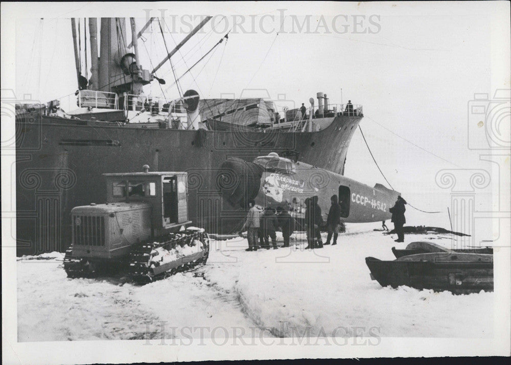 1956 Press Photo Russian Seamen unload a AN-2 Aircraft from the Soviet Ship &quot;OB&quot; - Historic Images