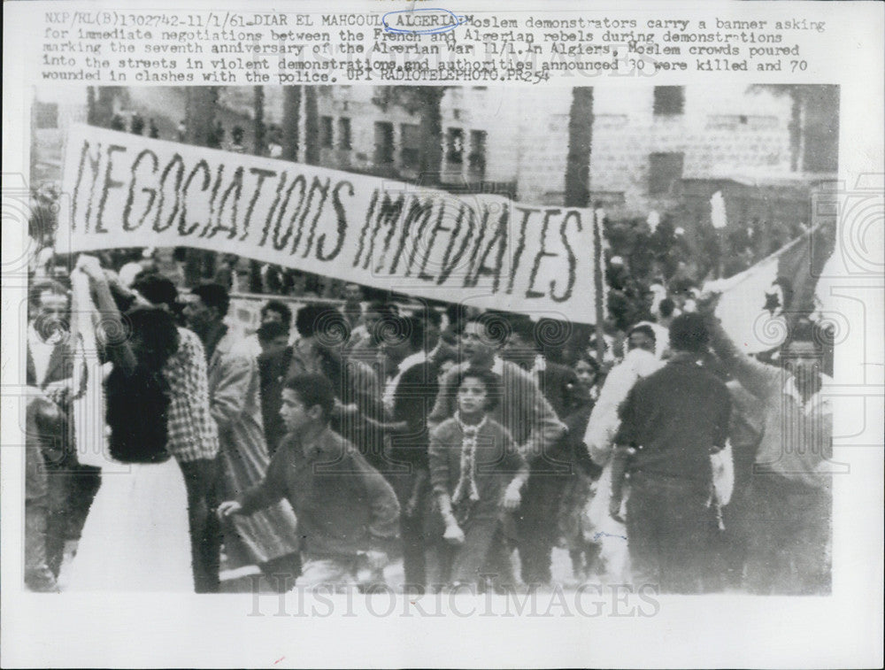 1961 Press Photo Moslem Demonstrators Carry Banner Asking For Negotiation Demand - Historic Images