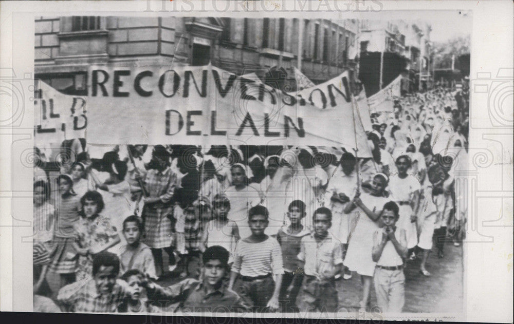 1962 Press Photo of Women and Children of Algeria demonstration. - Historic Images