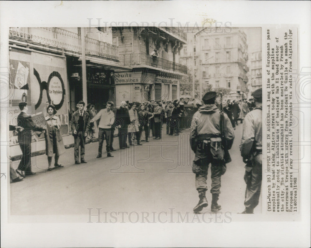 1962 Press Photo of Europeans Passes supplies by hand in Algiers St. - Historic Images