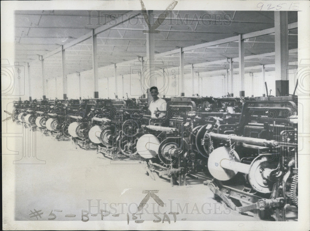 1943 Press Photo Pul-E-Khumri: Weaving Machines Modern Textile Factory  Worker - Historic Images