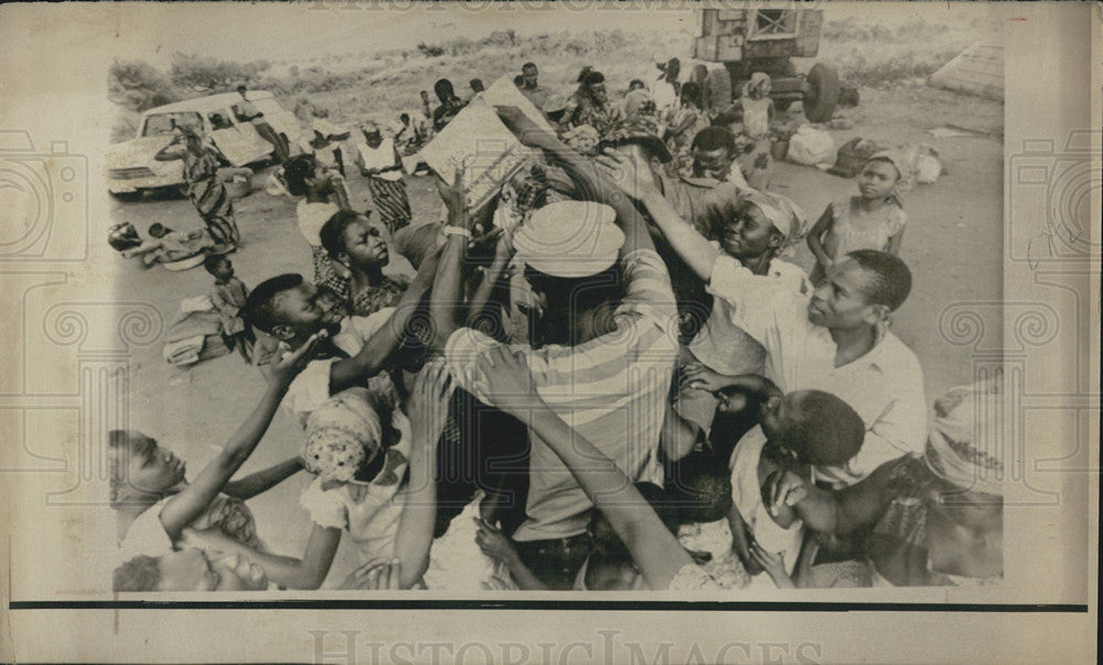 1970 Press Photo Refugees grab for bread in Onitsha, Nigeria. - Historic Images