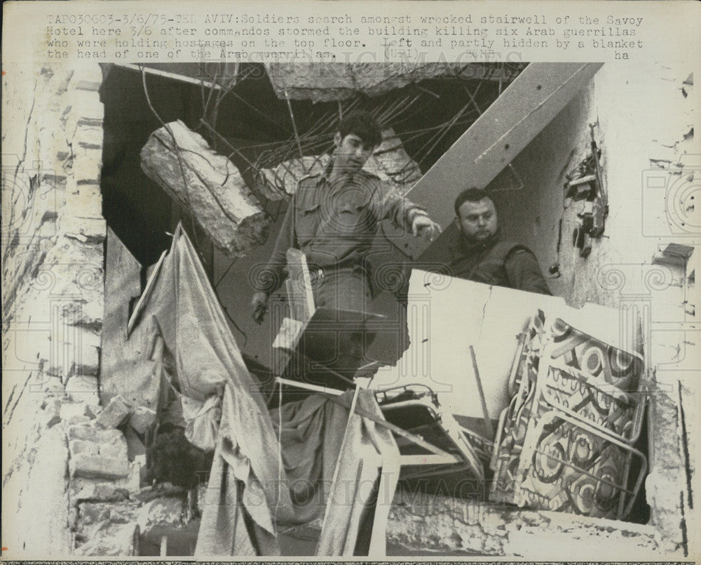 1975 Press Photo Soldiers Search Wrecked Stairwell Of The Savoy Hotel - Historic Images