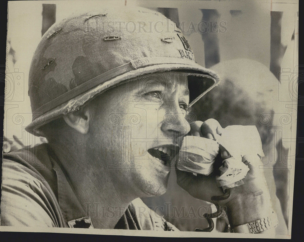 1969 Press Photo Lt. Col. Weldon Honeycutt Gives Orders - Historic Images