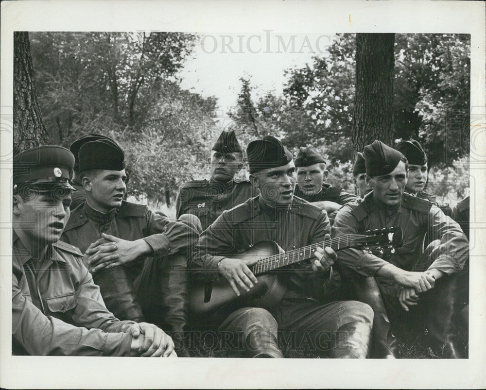 1969 Press Photo Comrade Soldier soviet recruits - Historic Images