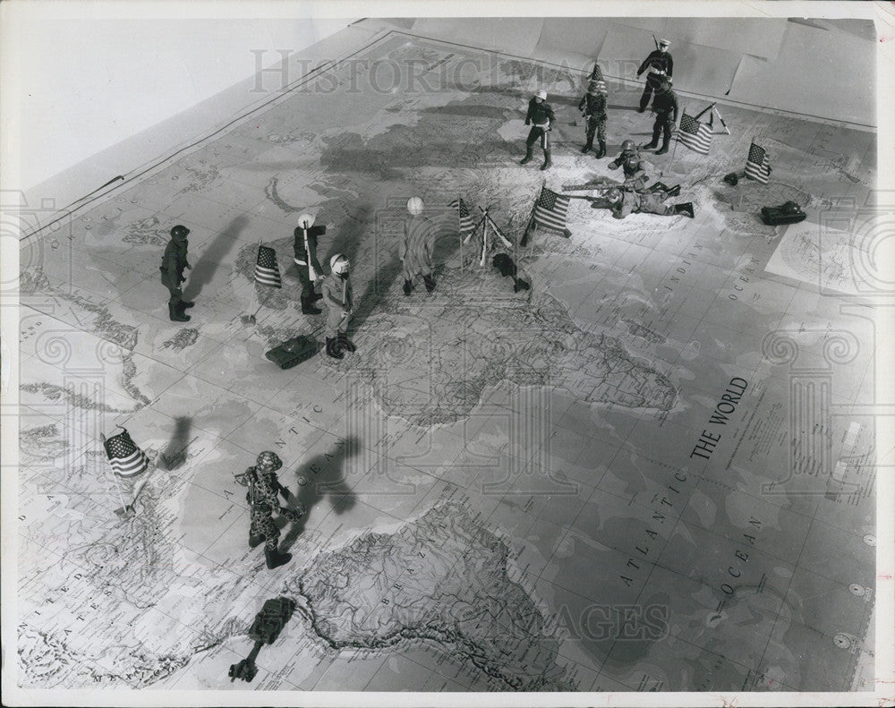 Press Photo World Map With US Flags And Servicemen Miniatures - Historic Images