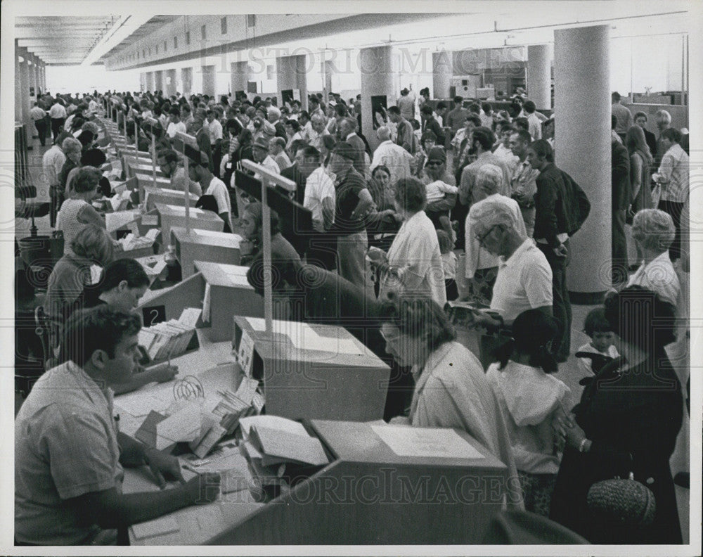 1970 Press Photo State Employment Securities Department Workers Long Lines - Historic Images