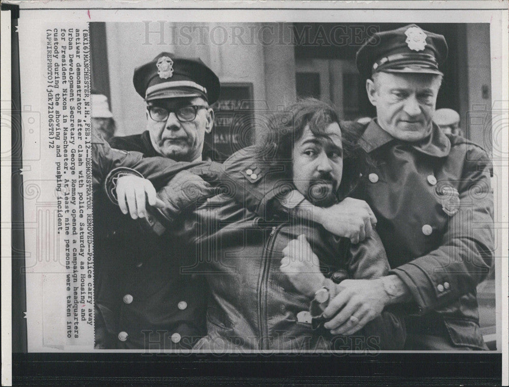 1972 Press Photo Police Carrying Away Antiwar Demonstrator Manchester - Historic Images