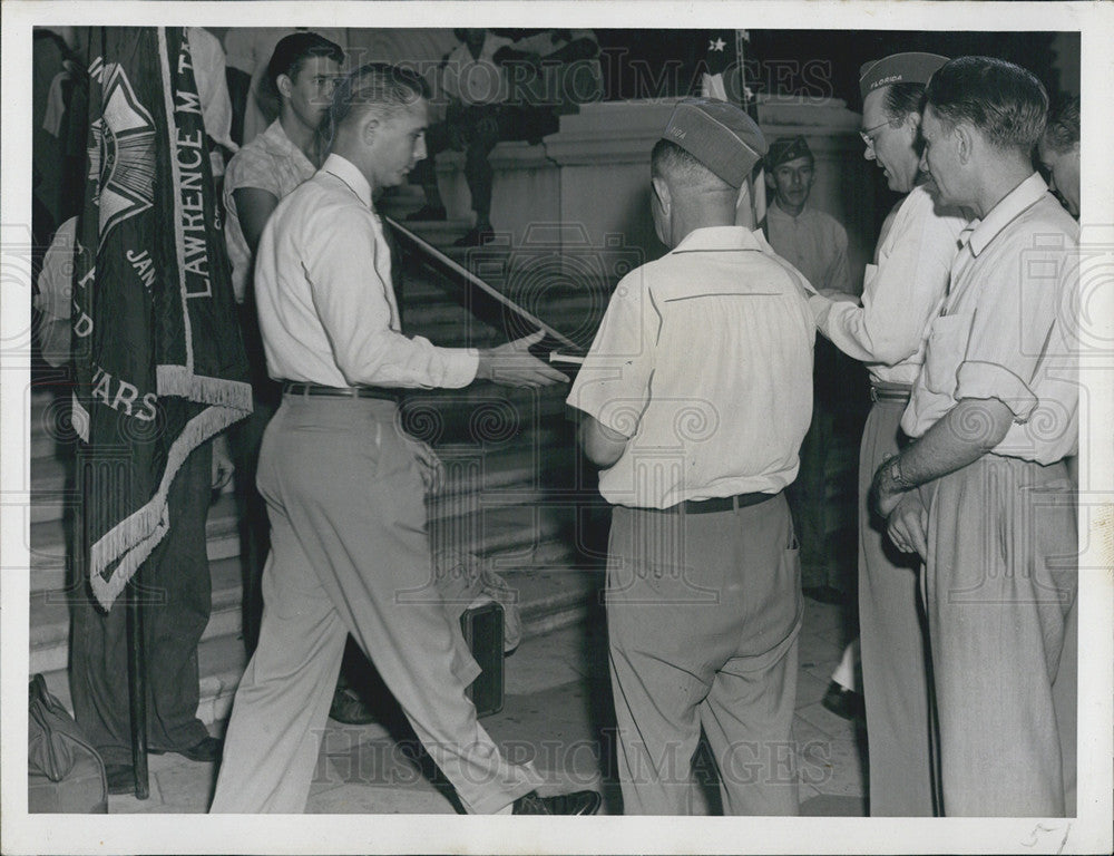 1950 Press Photo VFW And Local Merchants Military Draftees Given Gifts - Historic Images