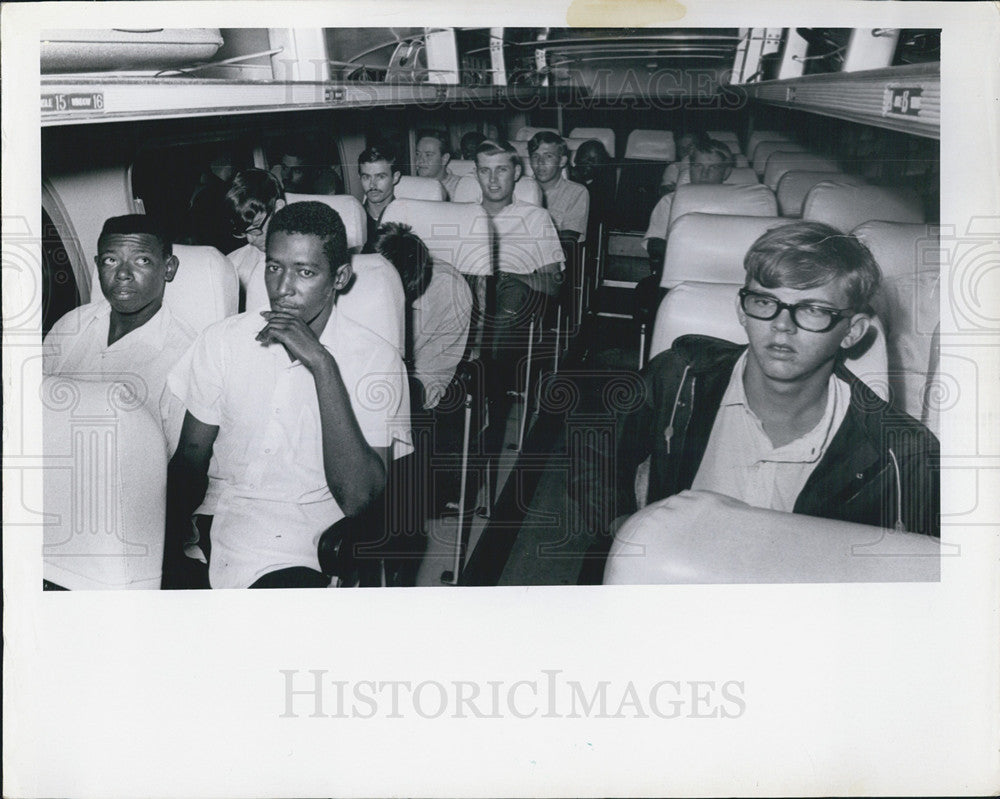 1966 Press Photo Men Riding Bus St Petersburg Military Draft - Historic Images