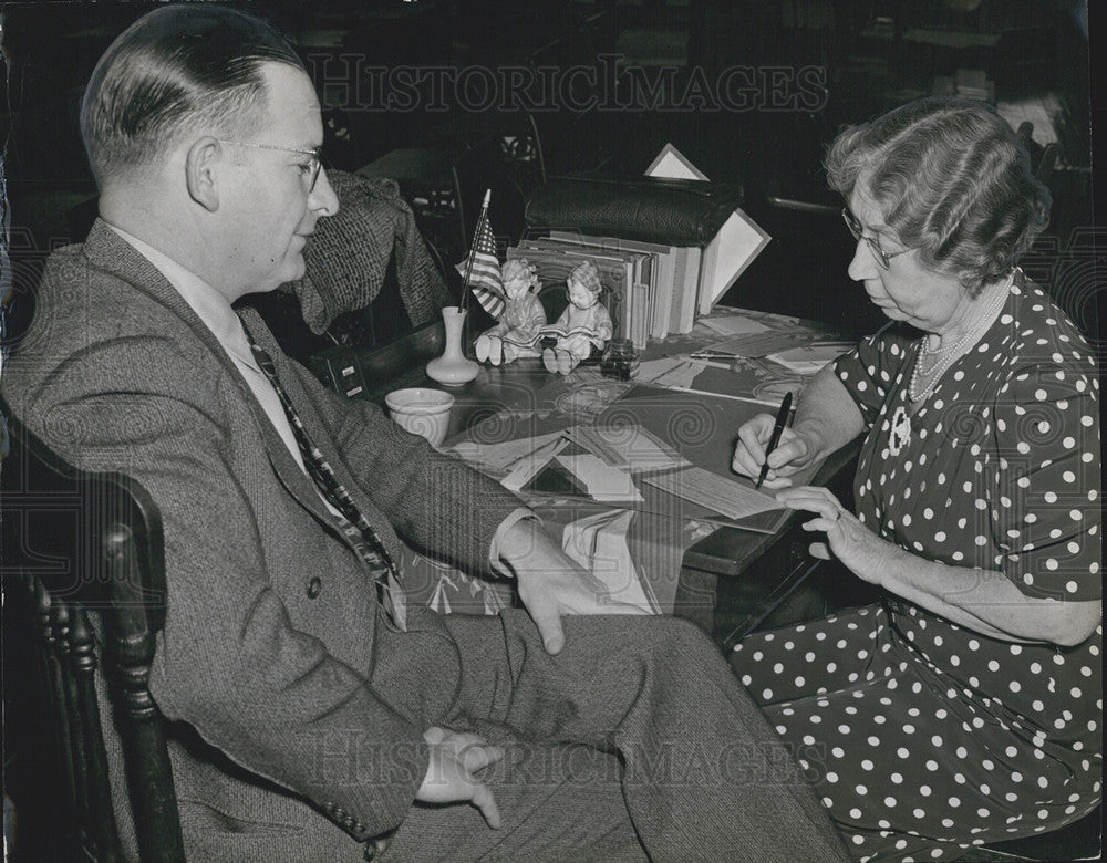 1942 Press Photo St Petersburg Military Draft Donald Clement Colby Mrs. MM Hayes - Historic Images