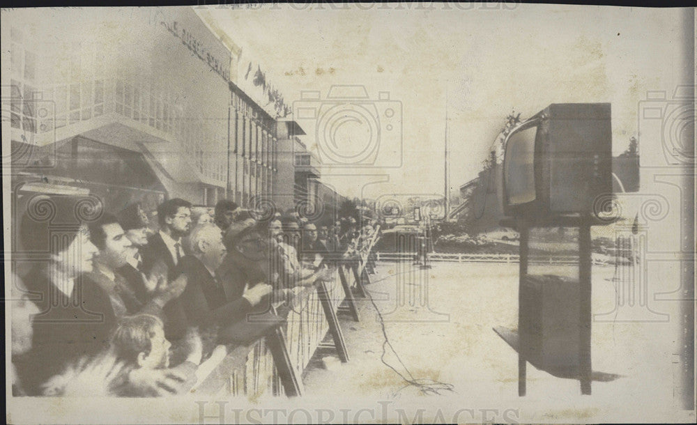 1970 Press Photo Visitors to 48th Annual Sample Fair in Milan, Italy applaud - Historic Images