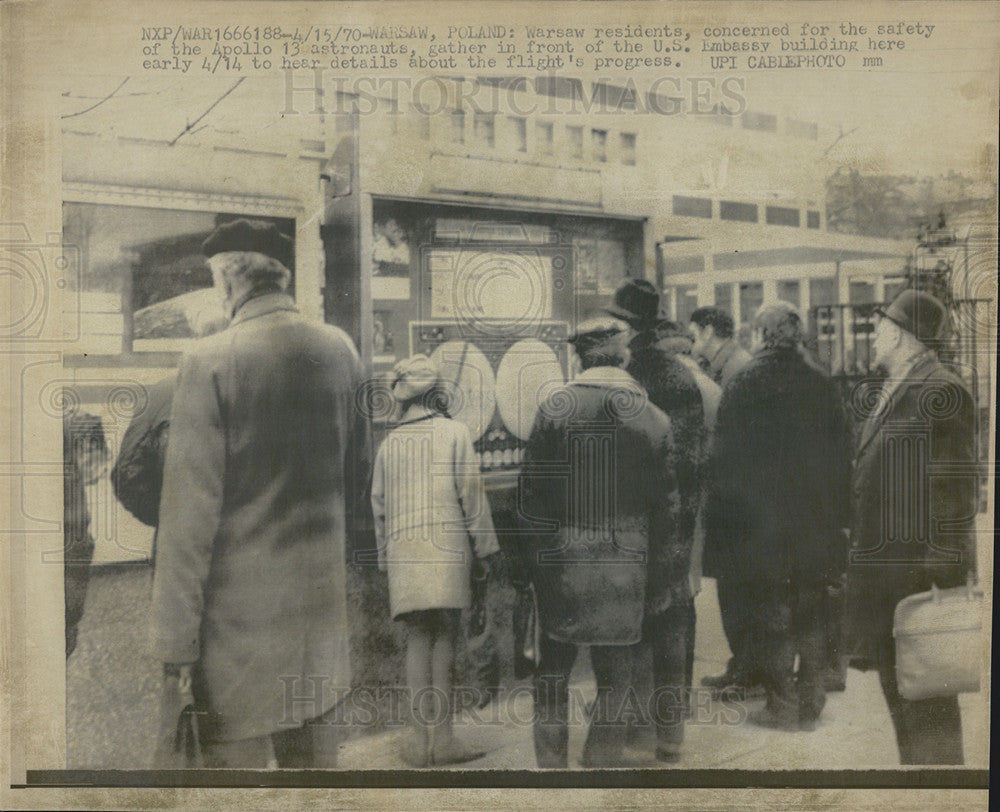 1970 Press Photo Warsaw, Poland residents wait for news of Apollo 13 - Historic Images