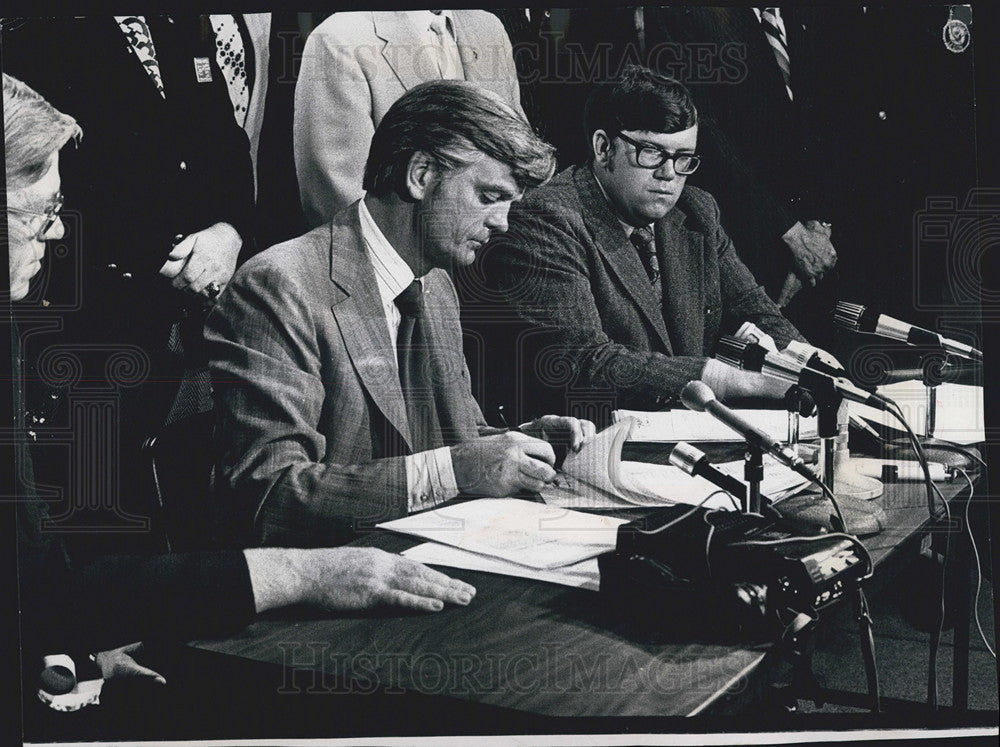 1973 Press Photo Daniel Walker John Houlihan  signing bills - Historic Images