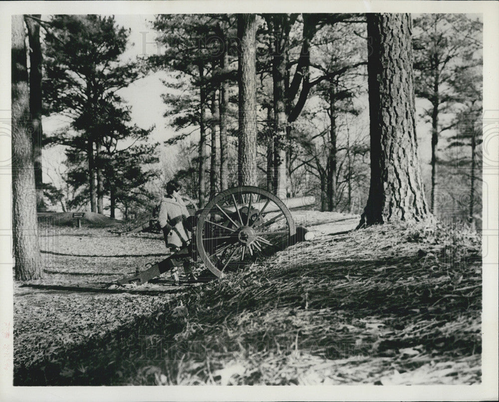 1965 Press Photo Petersburg National Battlefield Soldier With Cannon Virginia - Historic Images