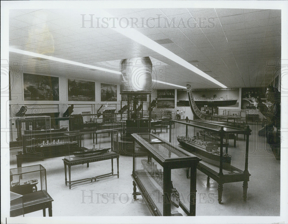 Press Photo Mariners Museum Interior Glass Cases Exhibit - Historic Images