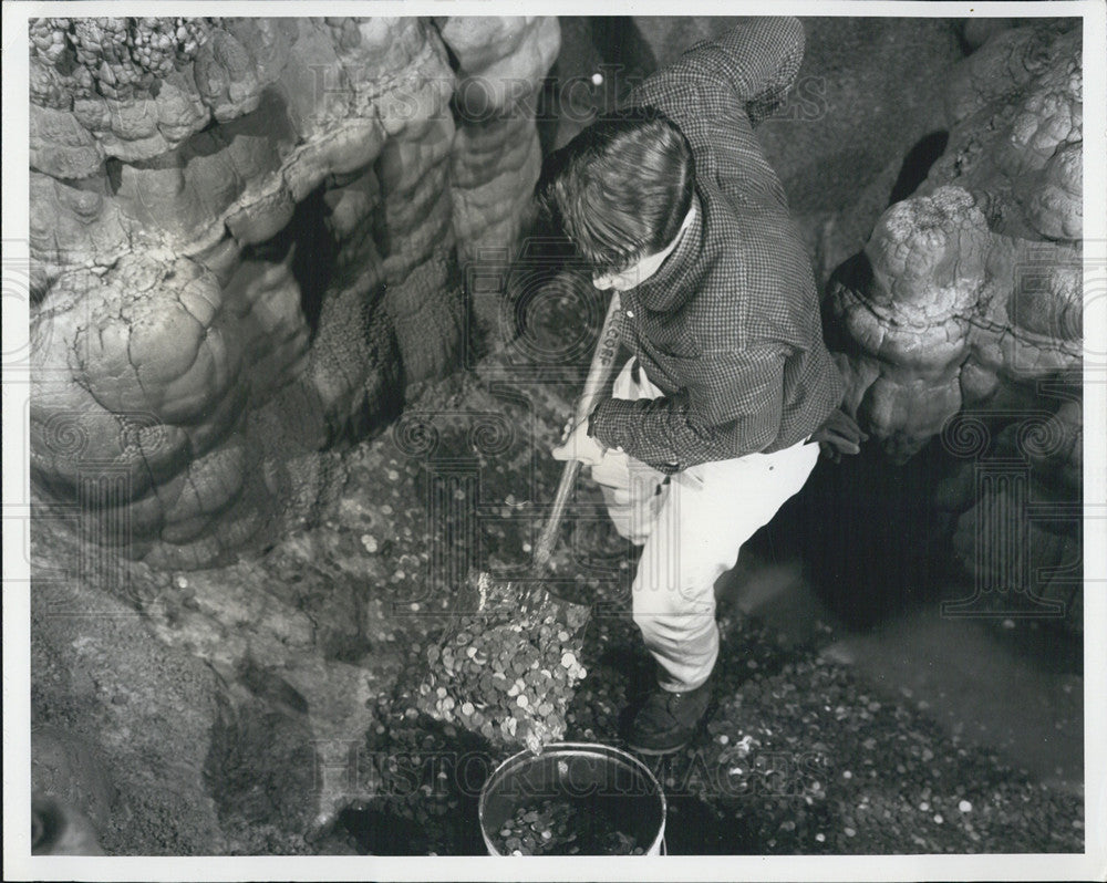 Press Photo Young Man in Luray Caverns, Virginia - Historic Images