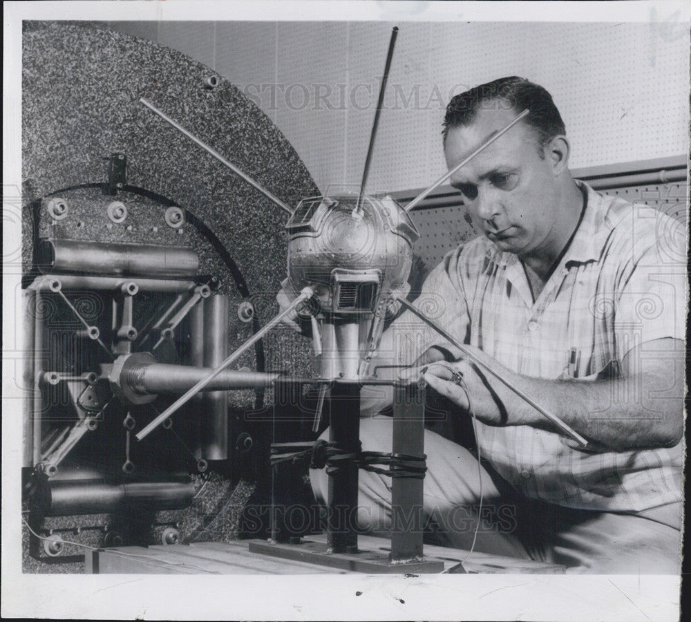 1957 Press Photo Naval Research Laboratory Vibration Tests Wayne Traylor - Historic Images