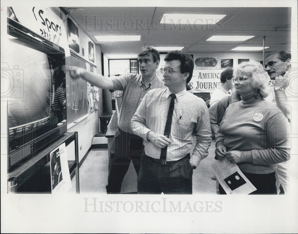 1989 Press Photo Voyager 2 reviewing images Bill Schmid - Historic Images