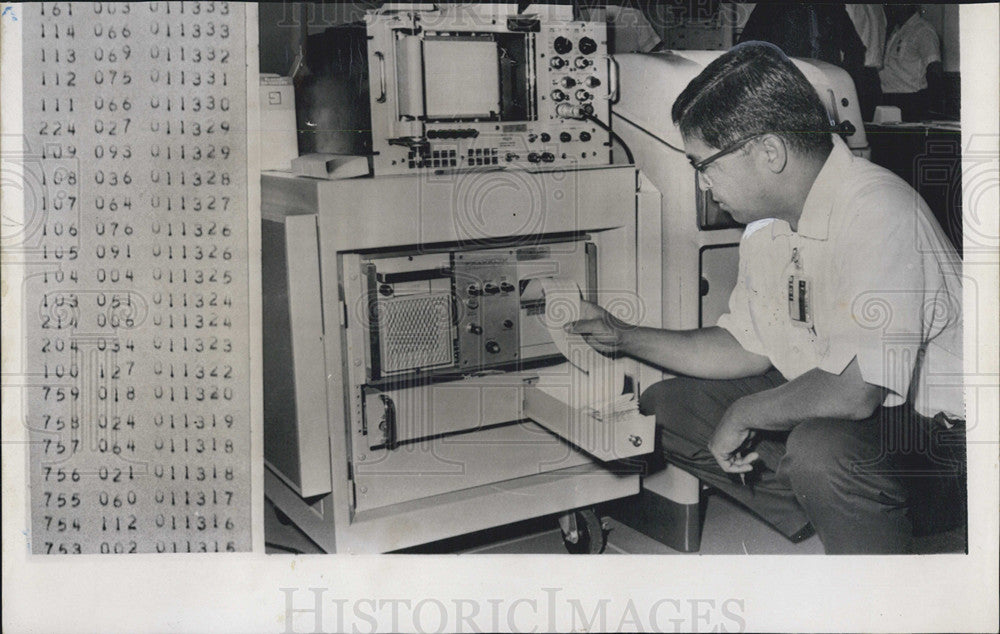 1964 Press Photo rockets Mariner 4 reviewing data - Historic Images