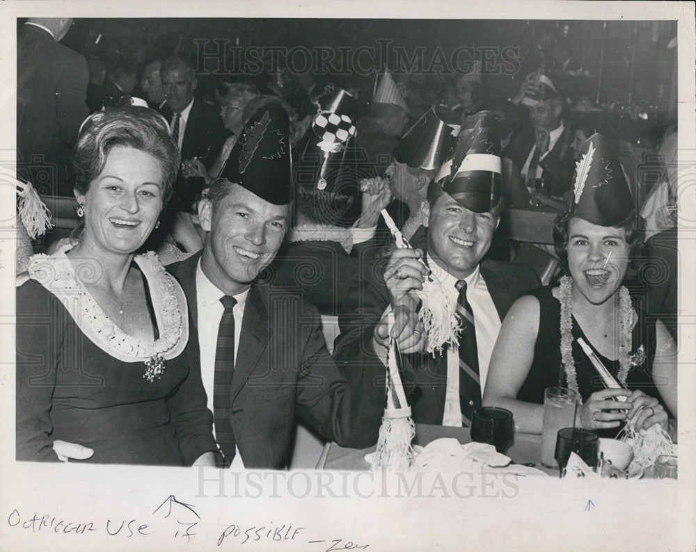 1968 Press Photo Suncoast New Year&#39;s Eve Party People Wearing Hats - Historic Images