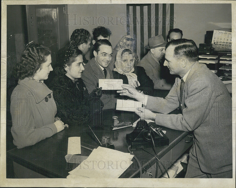 1953 Press Photo Immigration Naturalization Department Marcus Neelly Registrants - Historic Images