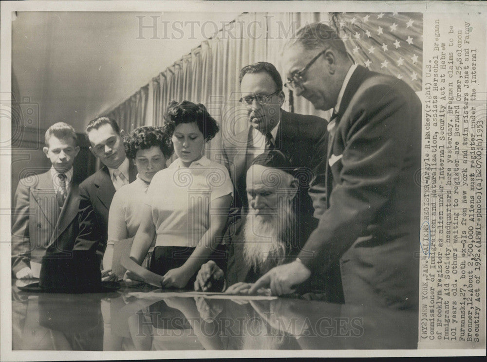 1953 Press Photo Immigration Commissioner Argyle Mackey Registering Aliens - Historic Images