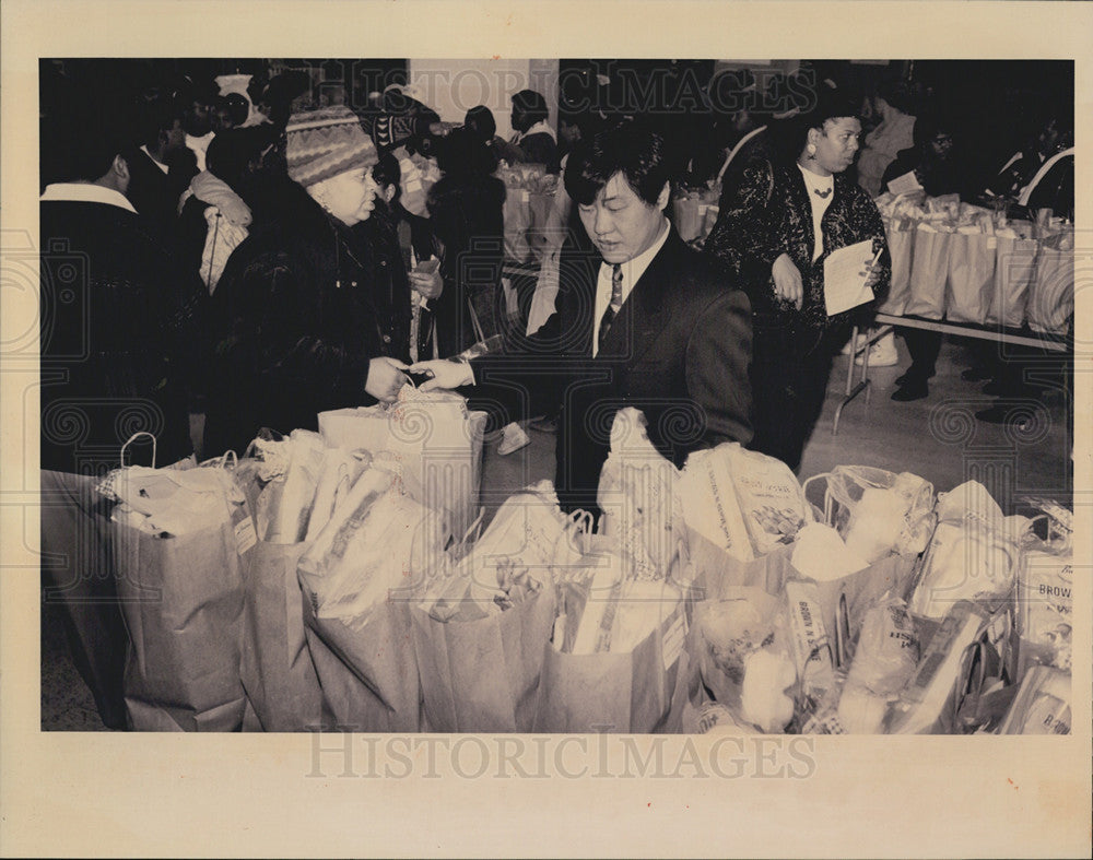 1993 Press Photo Korean American Merchants VP Myung Koo Christmas Charity - Historic Images